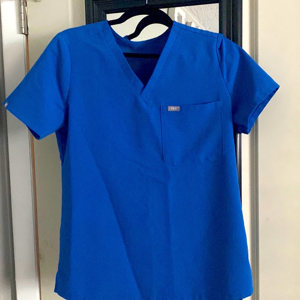 One pocket scrub top, excellent condition